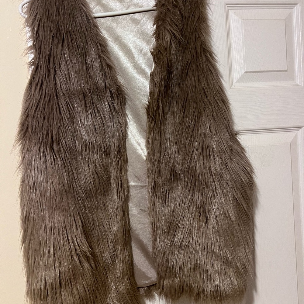 Faux Fur Vest in Brown with pockets
